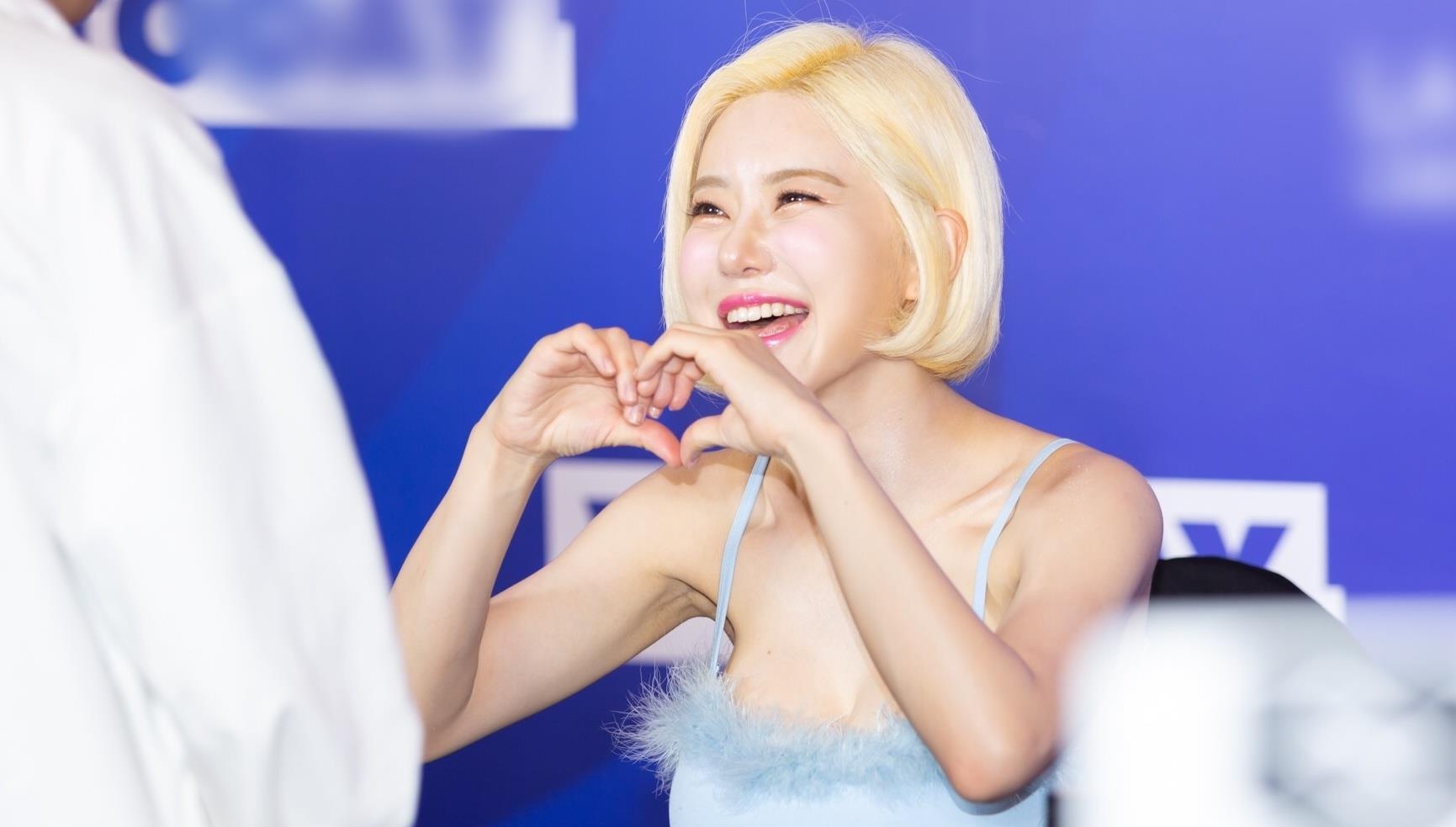 DJ noi tieng Han Quoc noi bat khi gap fan Viet hinh anh