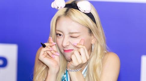 Can canh nhan sac than tuong 16 tuoi cua ITZY vua den Viet Nam hinh anh