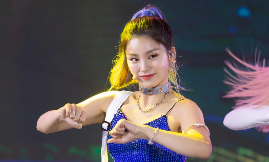 ITZY, The Boyz khoe ky nang nhay truoc dan sao Viet hinh anh