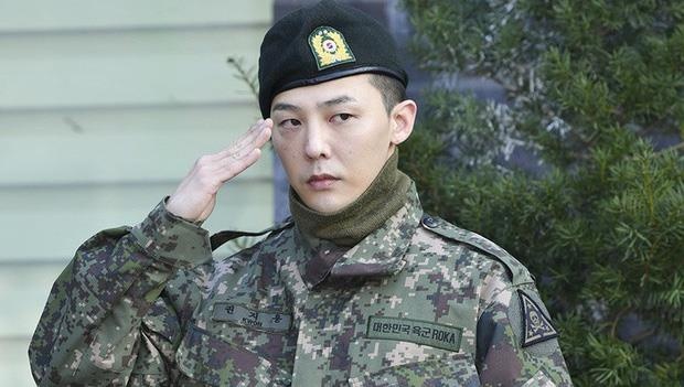 G-Dragon bi chi trich vi chao sai tu the chuan cua quan doi hinh anh