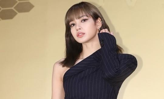 Lisa (Black Pink) khoe than hinh bup be tren tham do hinh anh
