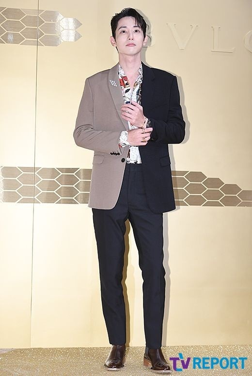 lisa black pink noi bat tren tham do anh 23