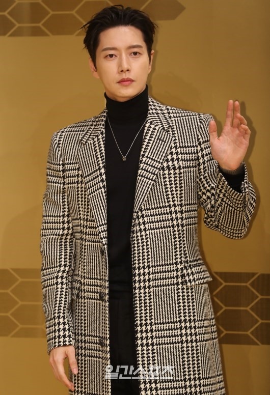 lisa black pink noi bat tren tham do anh 16