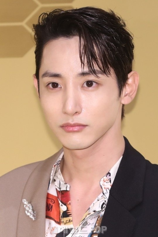 lisa black pink noi bat tren tham do anh 21