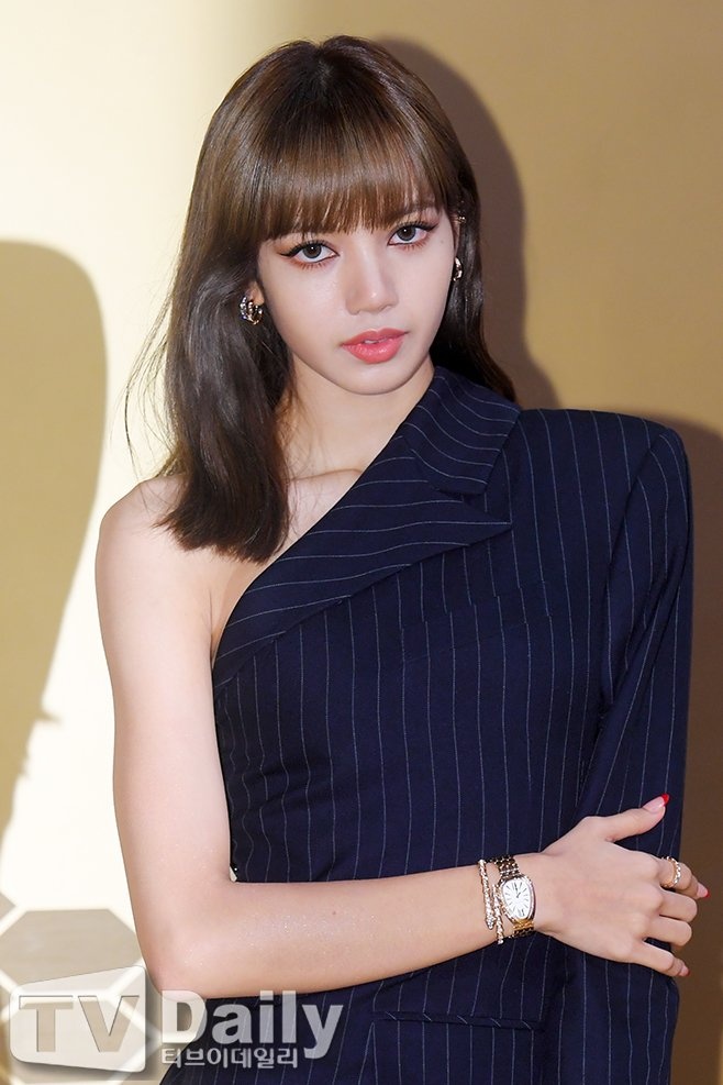 lisa black pink noi bat tren tham do anh 4