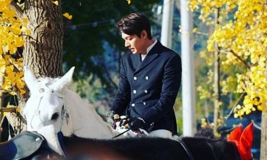 Lee Min Ho duoc vi nhu hoang tu nho loat anh hau truong quay phim hinh anh