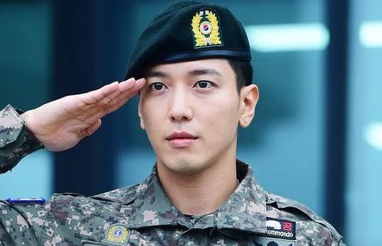 1.000 nguoi ham mo chao don my nam Jung Yong Hwa xuat ngu hinh anh