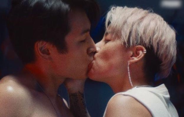 Amber hon ban dien dam duoi hinh anh