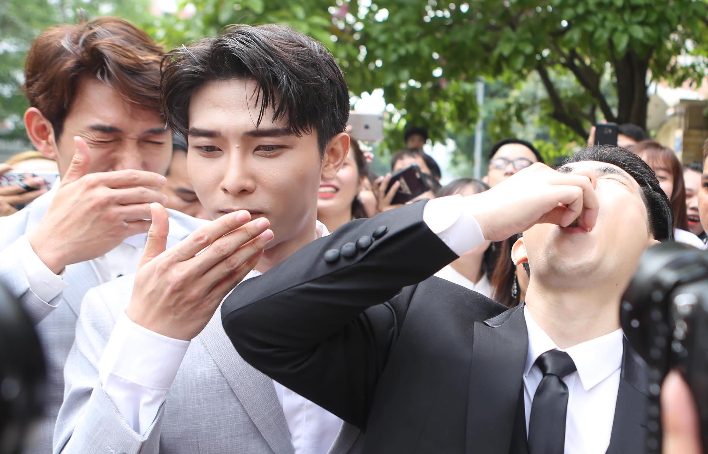 Ong Cao Thang va dan phu re nhan mat vi an chanh hinh anh