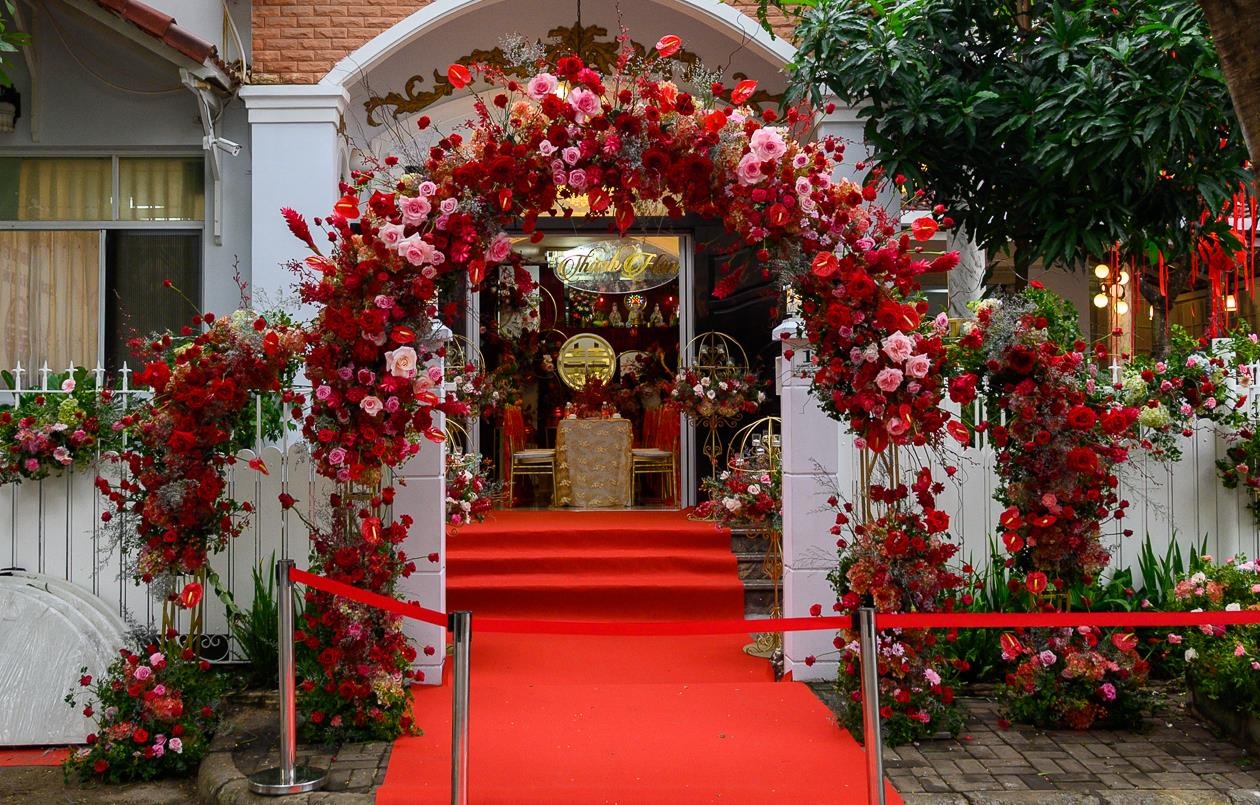 Khong gian ngap hoa trong le an hoi cua Dong Nhi - Ong Cao Thang hinh anh