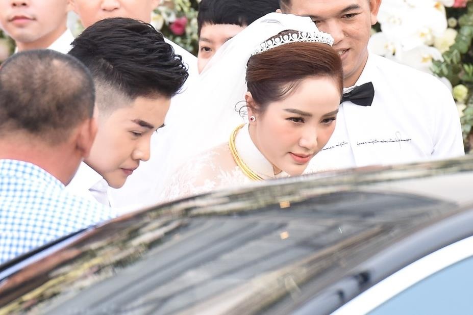 Dan xe Rolls-Royce, Maybach xuat hien trong le cuoi Bao Thy hinh anh