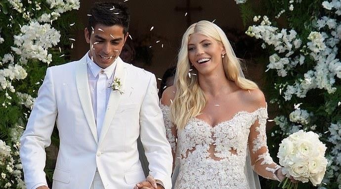 Sieu mau Victoria's Secret to chuc hon le voi ban trai gia the hinh anh