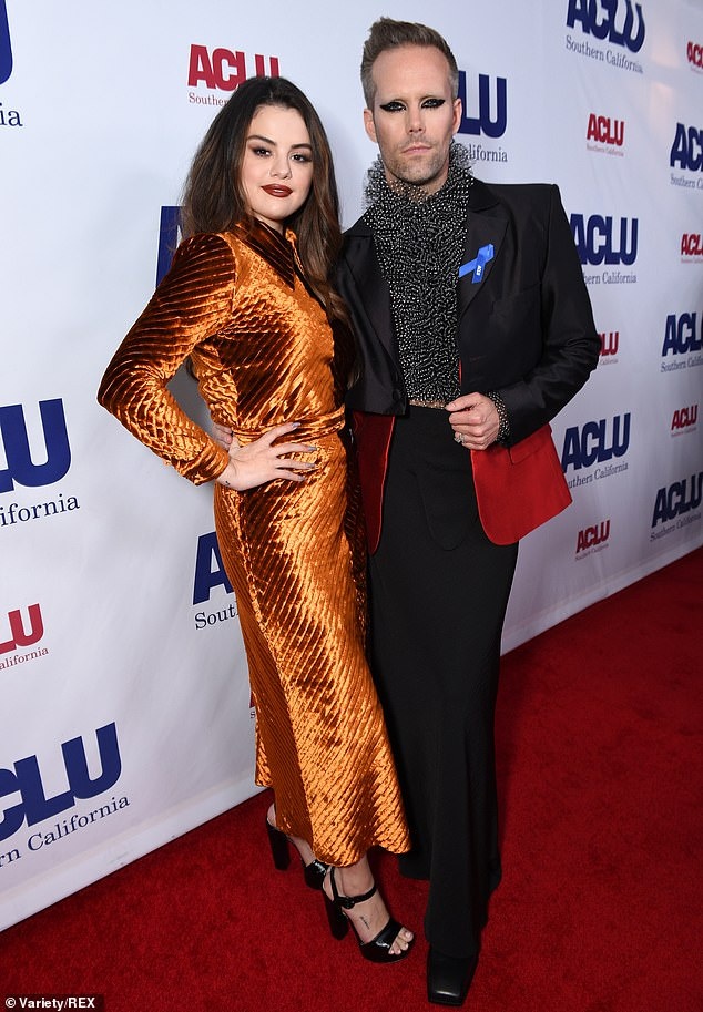 selena gomez loi trang diem anh 4