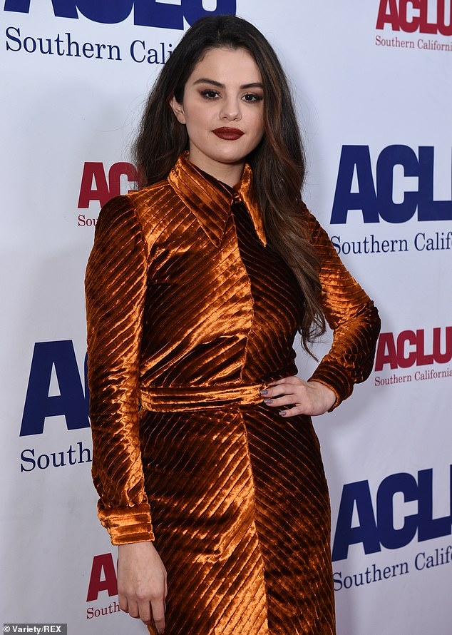 selena gomez loi trang diem anh 2