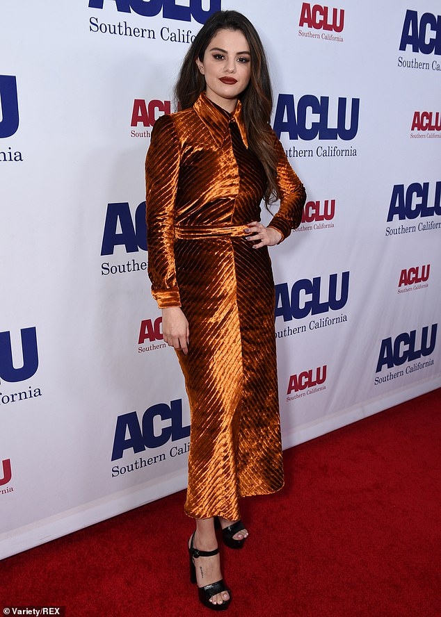 selena gomez loi trang diem anh 3