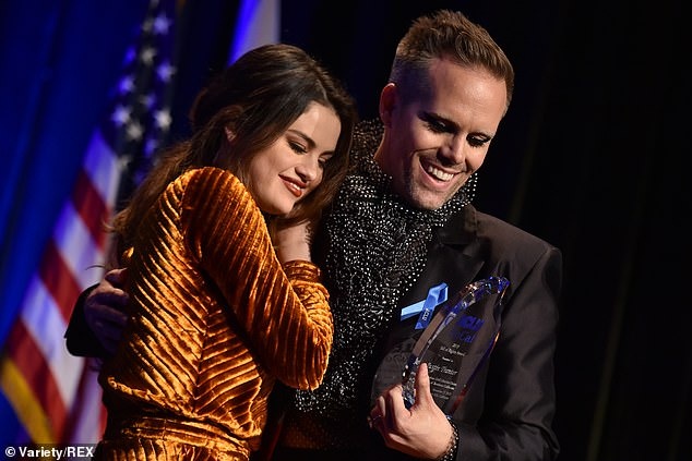 selena gomez loi trang diem anh 7