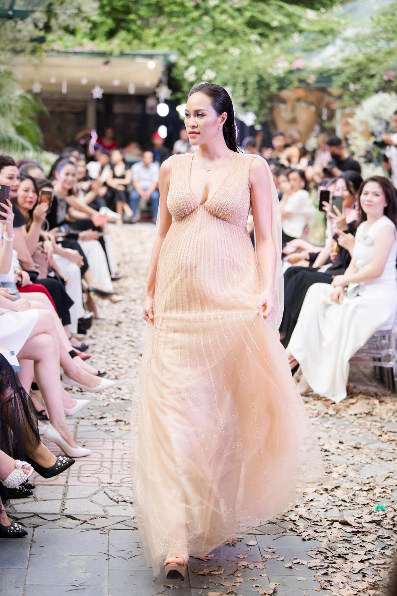 phuong mai tap yoga di catwalk sat ngay sinh anh 4