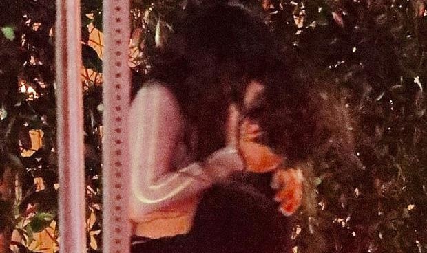 Shawn Mendes be bong va hon Camila Cabello tren pho hinh anh