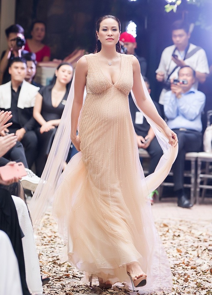 phuong mai tap yoga di catwalk sat ngay sinh anh 3