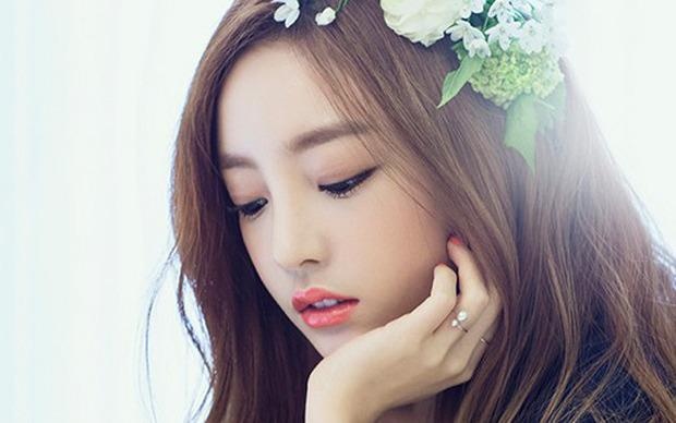 Goo Hara sup do vi tinh cu va tung ngoi hang gio o mo phan Sulli hinh anh