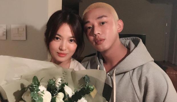 Yoo Ah In dang anh chup trong sinh nhat Song Hye Kyo hinh anh