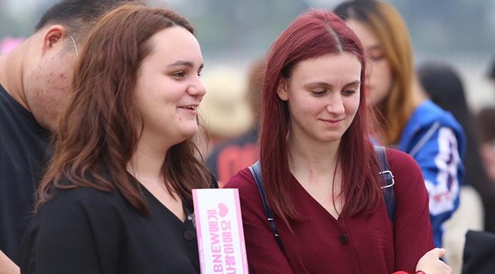 Fan quoc te do ve san van dong My Dinh xem AAA 2019 hinh anh