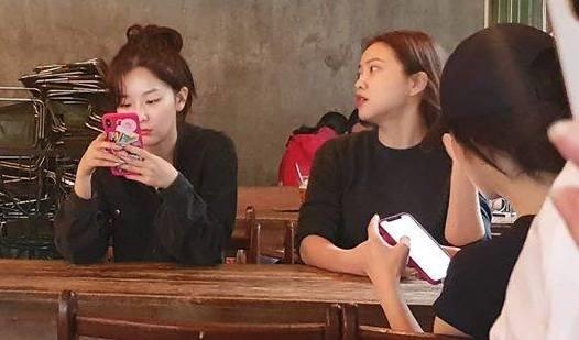 My nu nhom Red Velvet uong ca phe o san van dong My Dinh hinh anh