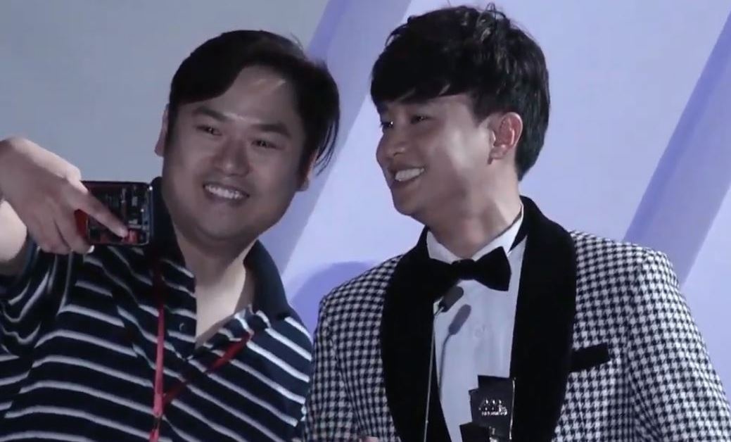 Quoc Truong bi cat ngang xin chup hinh khi dang phat bieu o AAA hinh anh