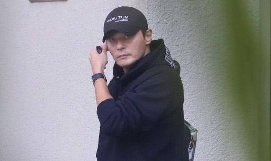 Jang Dong Gun di dao quanh khach san o Ha Noi hinh anh