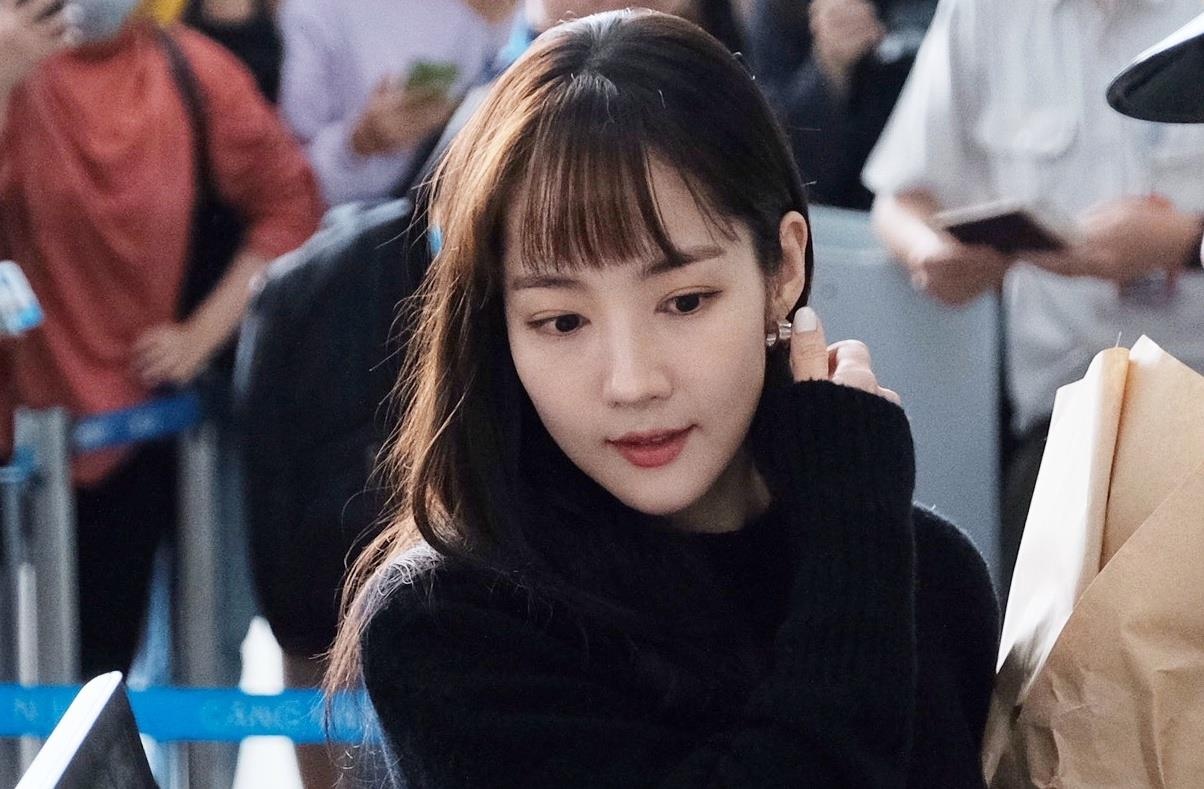 Yoona va dan sao Han giua vong vay fan o san bay Noi Bai hinh anh