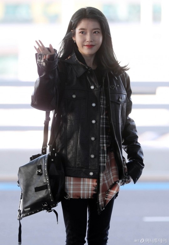 iu hyuna san bay anh 16