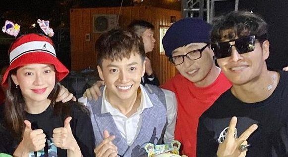 Ngo Kien Huy chup anh chung voi dan sao Running Man Han hinh anh