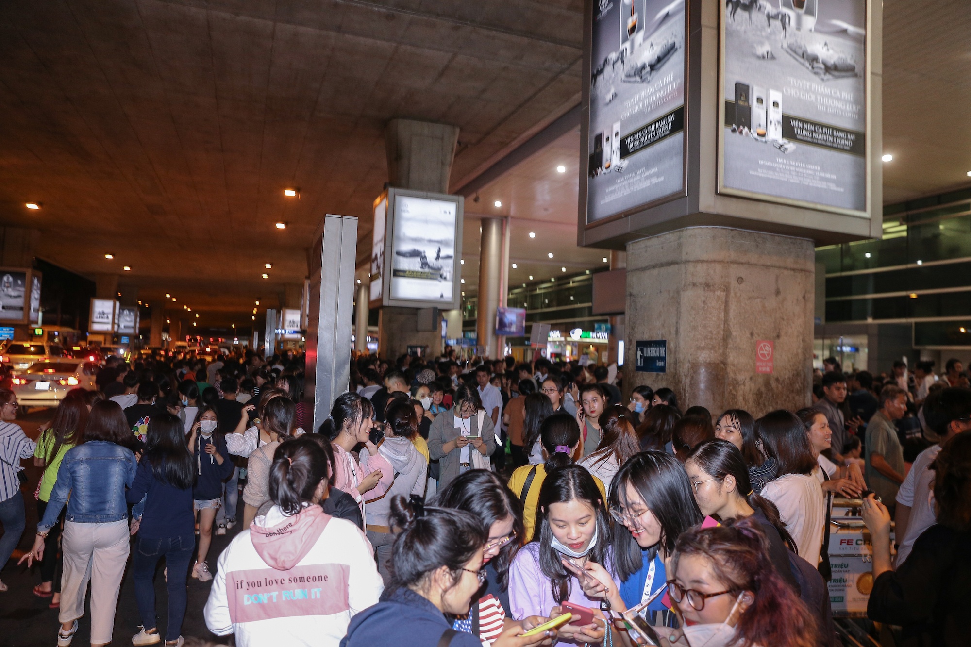 Fan Viet gay un tac o san bay Tan Son Nhat vi don dan sao Han hinh anh