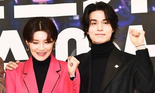 Lee Dong Wook khoac vai khien sao nu nguong ngung hinh anh