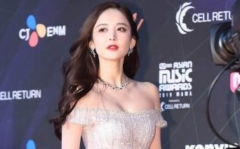 Co Luc Na Trat, Dua Lipa hoi ngo dan my nu Han tren tham do hinh anh