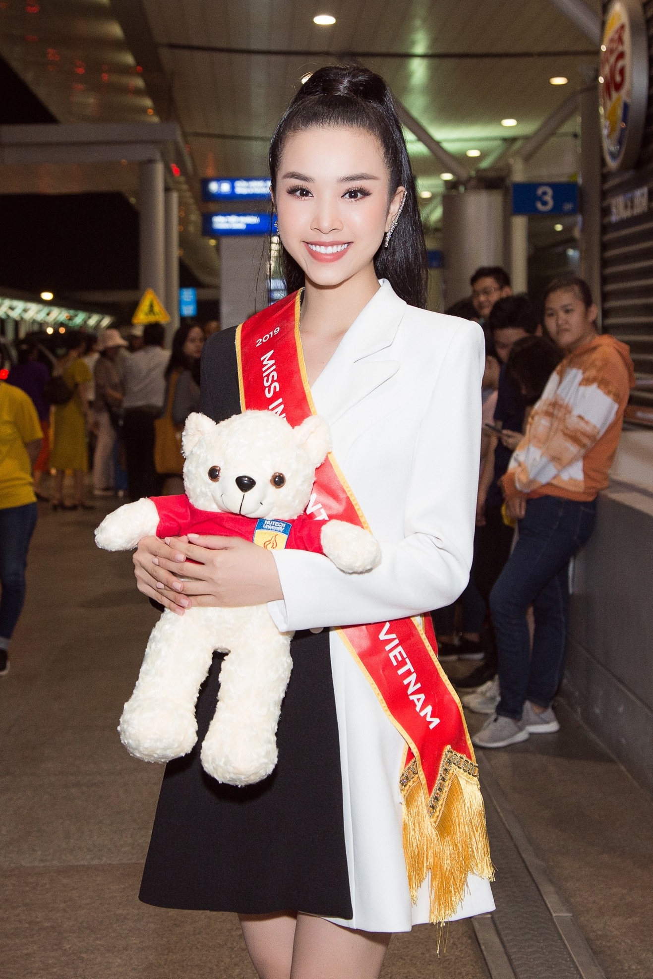 a hau thuy an thi miss intercontinental anh 1