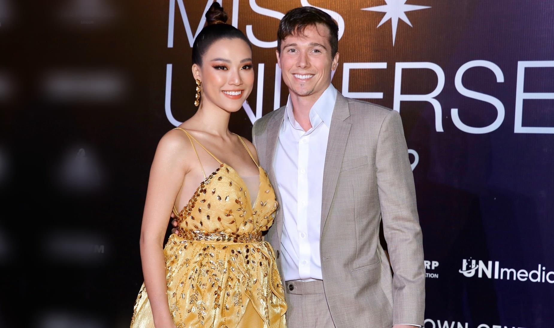 Hoang Oanh xuat hien ben chong tren tham do Hoa hau Hoan vu hinh anh