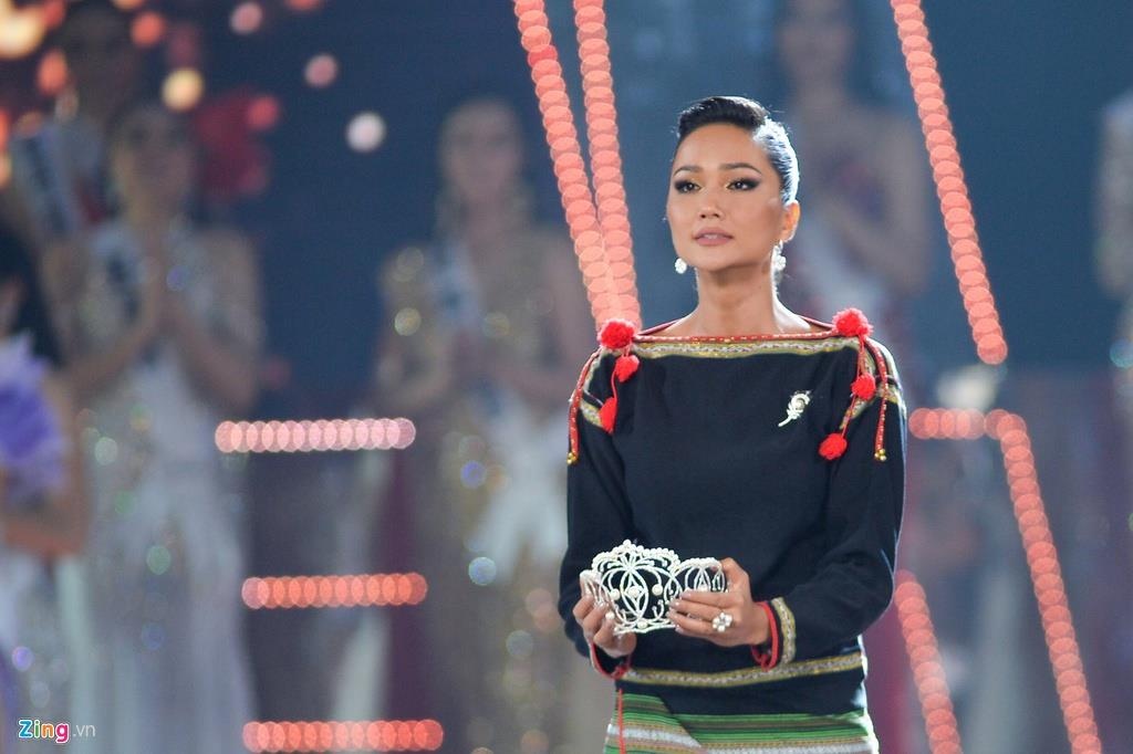 H'Hen Nie di chan tran, bat khoc khi trao lai vuong mien hinh anh