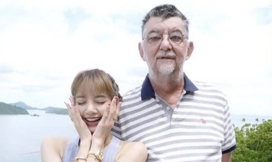 Lisa dang anh ben nguoi cha noi tieng the gioi hinh anh