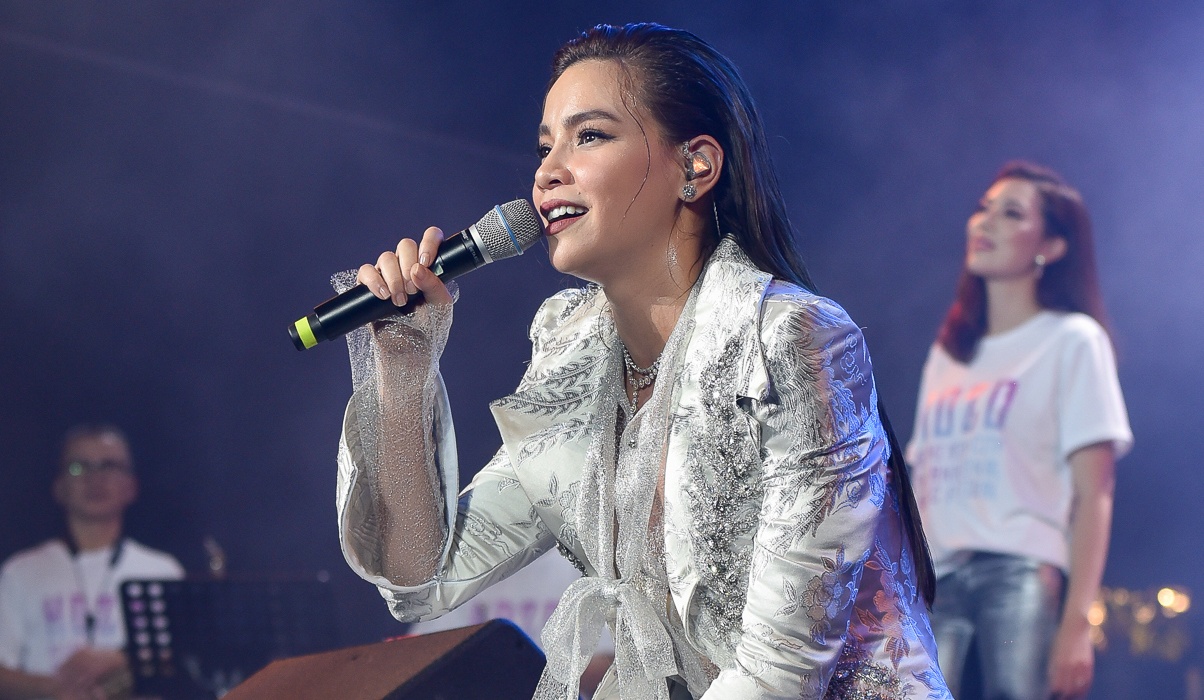 Ho Ngoc Ha, Thu Minh dien sung truoc hang nghin khan o pho di bo hinh anh