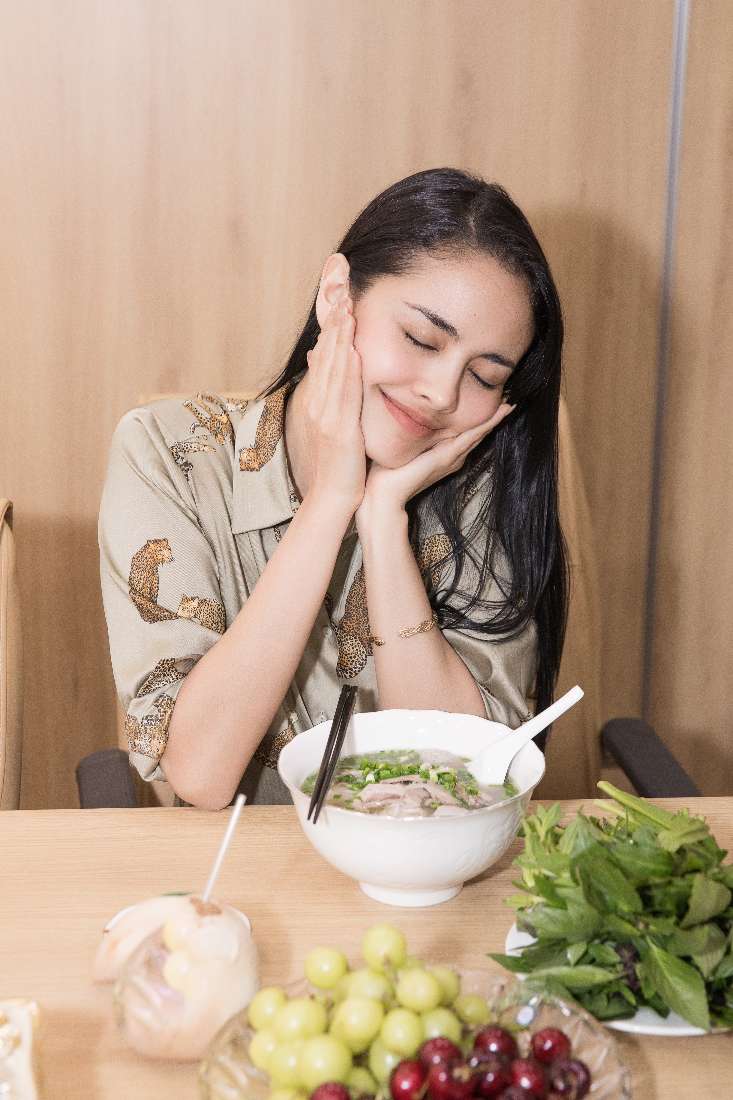 megan young ăn phở uống trà đá ảnh 7 megan young an pho uong tra da anh 7