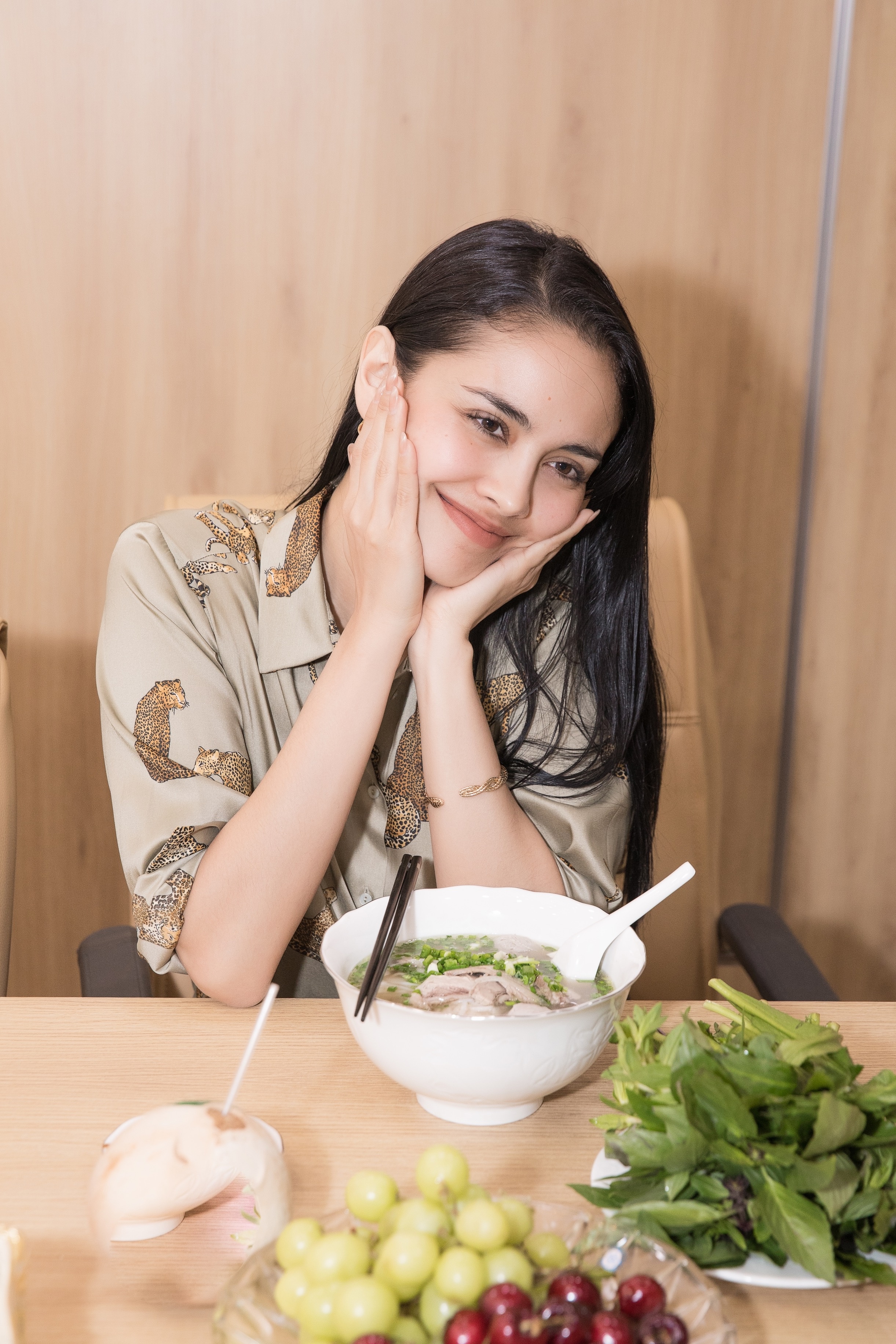 megan young ăn phở uống trà đá ảnh 8 megan young an pho uong tra da anh 8