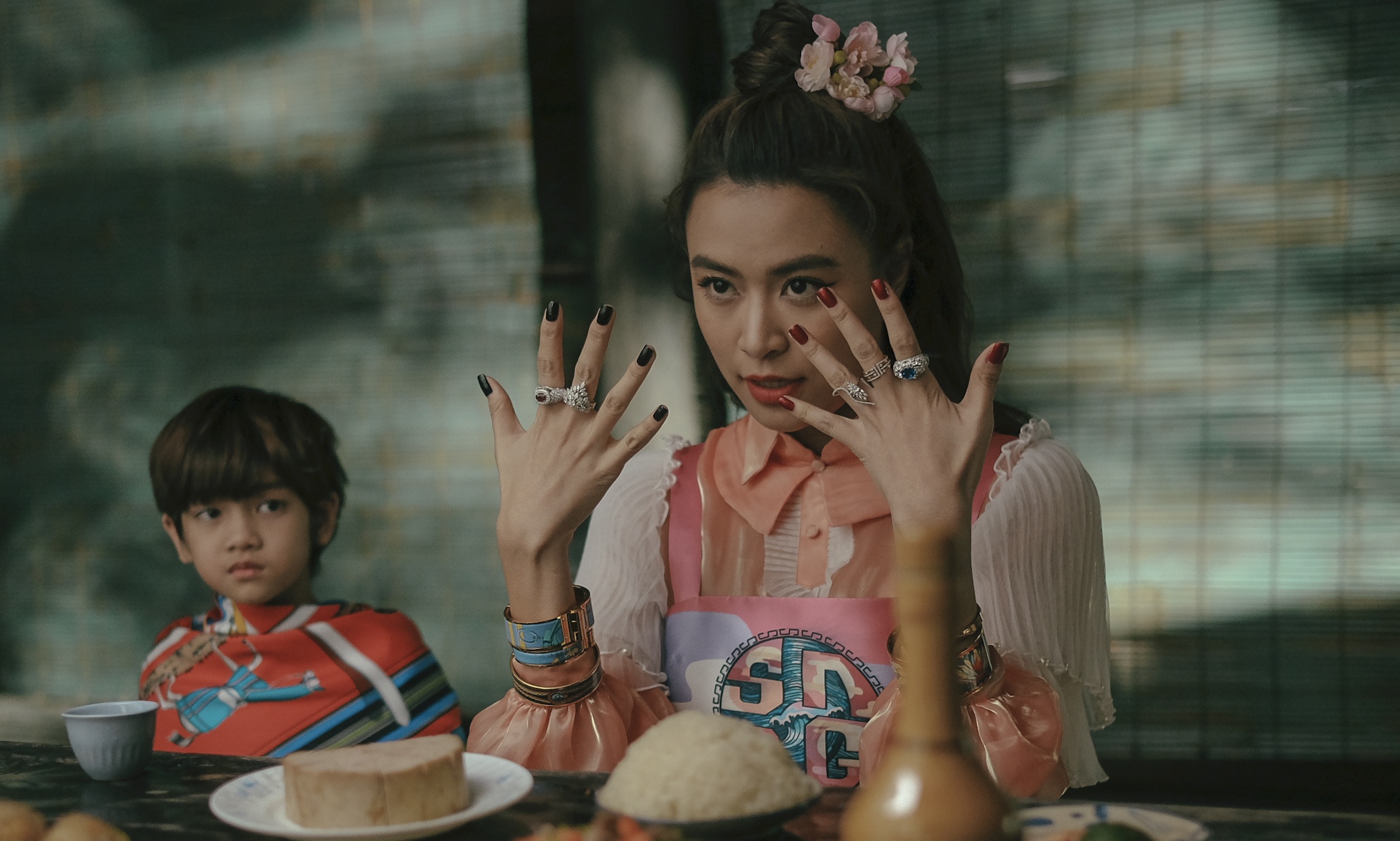 Hoang Thuy Linh di giay G-Dragon, mac toan do hieu xa xi hinh anh