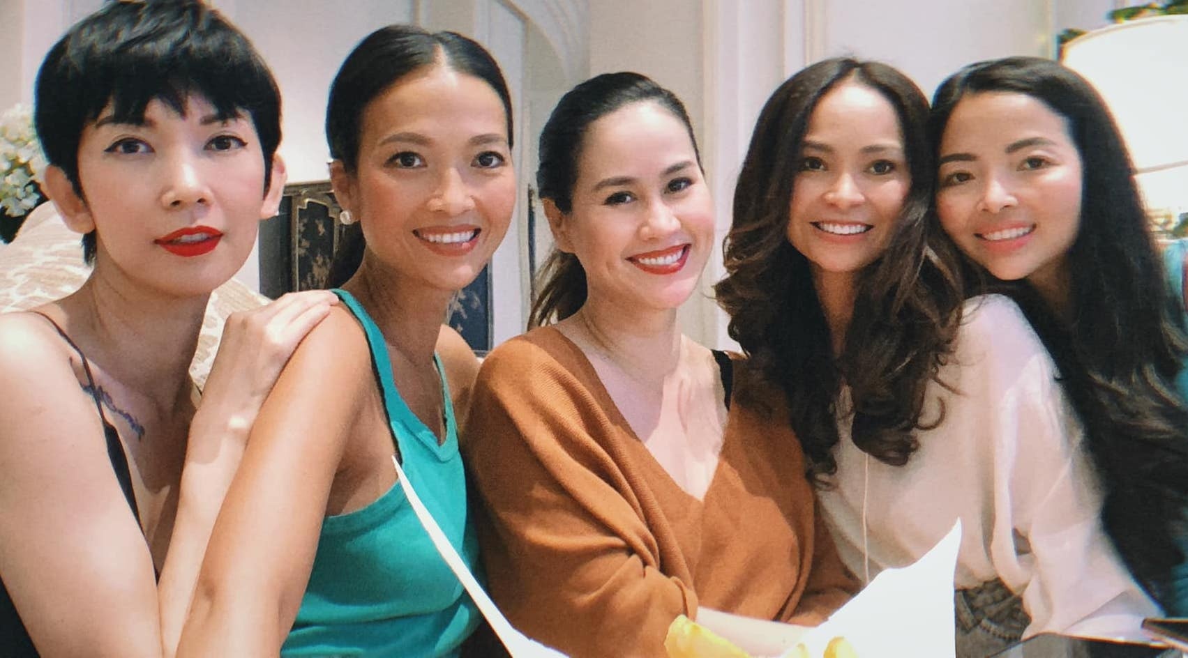 Xuan Lan dang anh chup cung Than Thuy Ha va dan sieu mau doi dau hinh anh