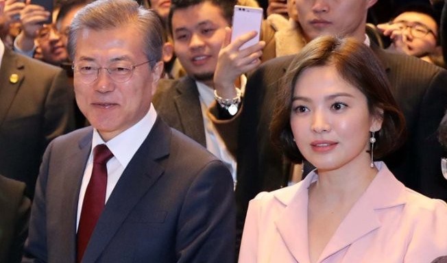 Song Hye Kyo va nhung nghe si Han Quoc tung dien kien tong thong hinh anh