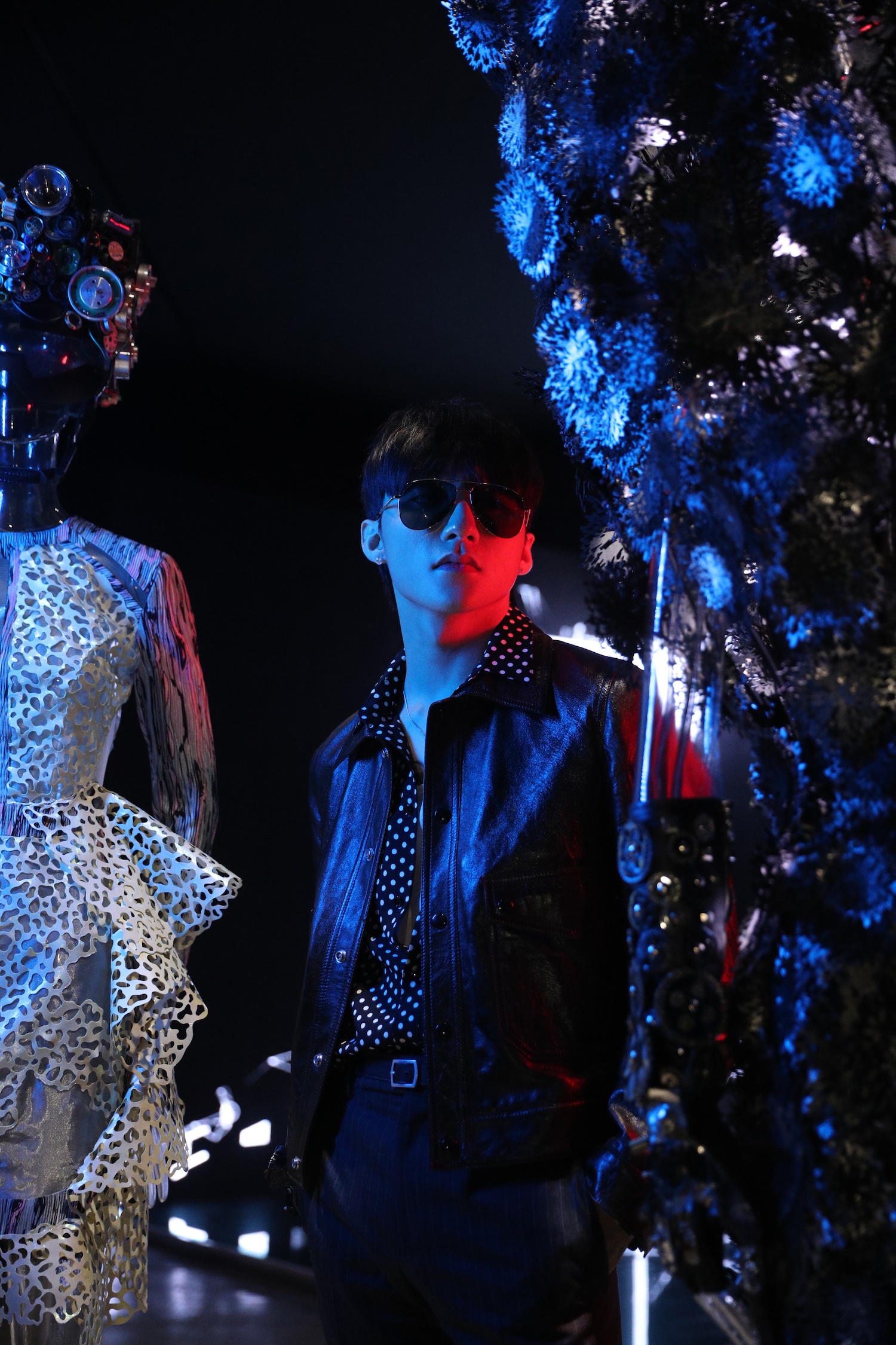 son tung tham du buoi trien lam cong tri anh 12