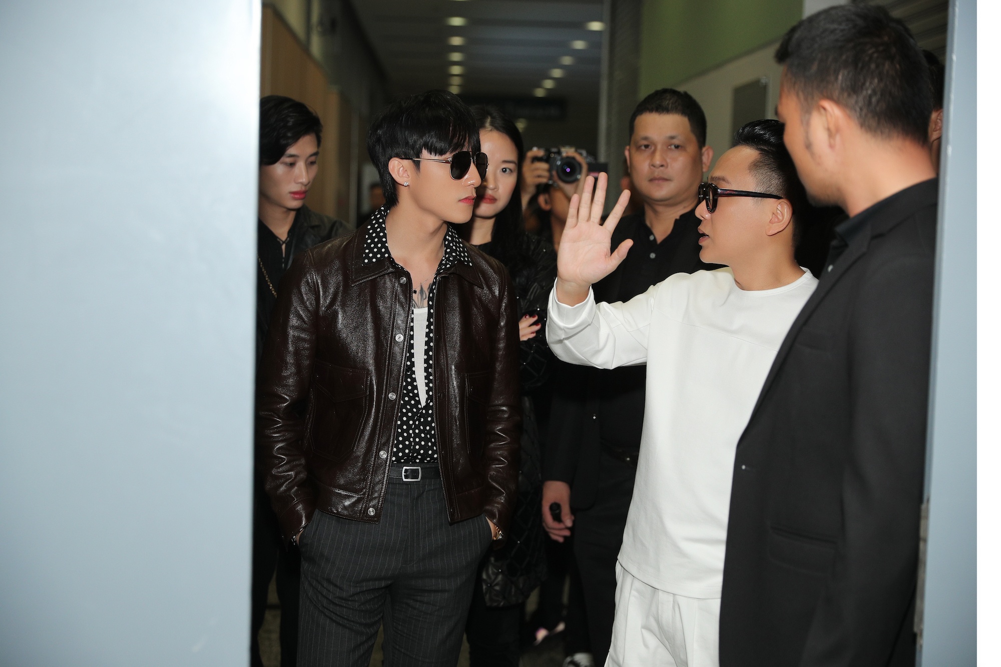 son tung tham du buoi trien lam cong tri anh 3