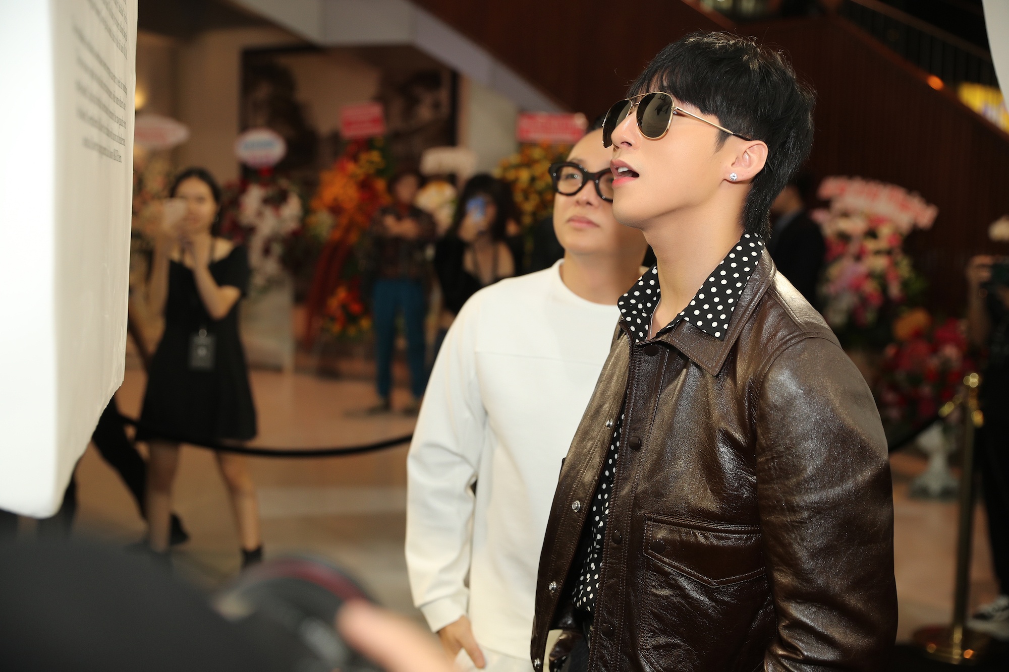 son tung tham du buoi trien lam cong tri anh 6