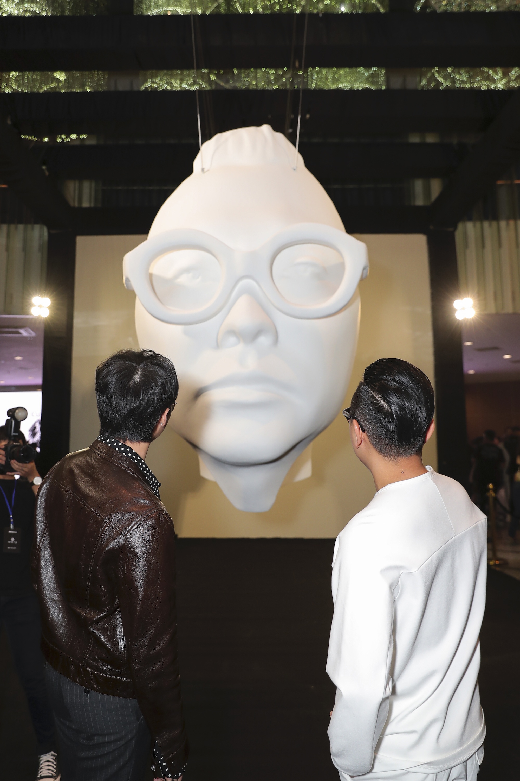 son tung tham du buoi trien lam cong tri anh 4