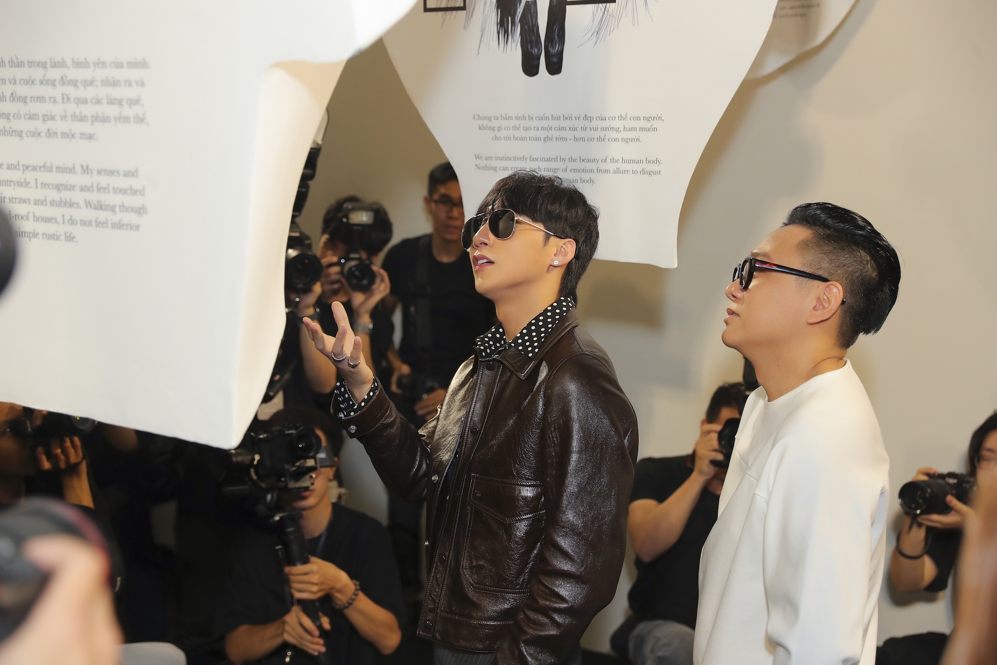 son tung tham du buoi trien lam cong tri anh 5